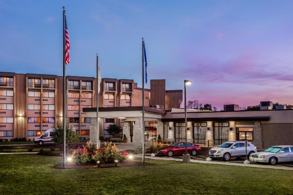 Crowne Plaza Milwaukee South image 1